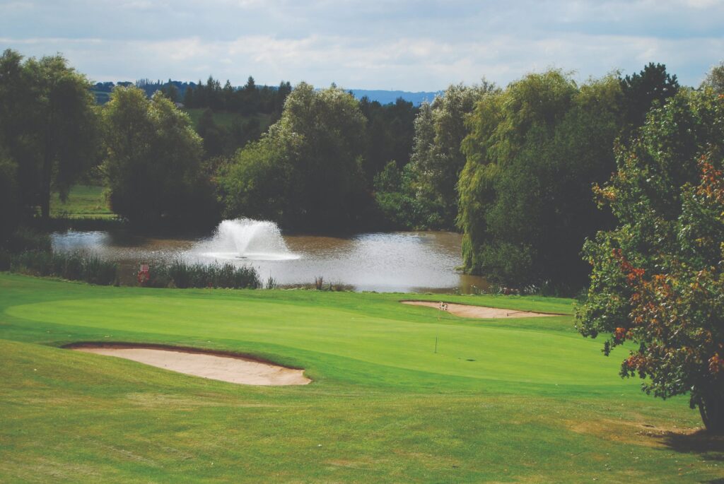 Photo of golf bunkers, the lake and fountain